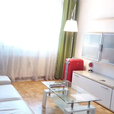 Apartma Spacious With Free Parking