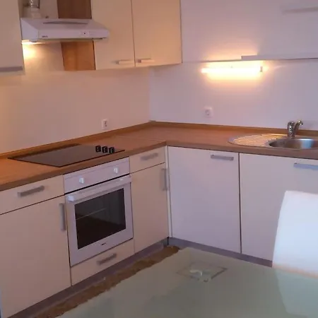 Apartma Spacious With Free Parking
